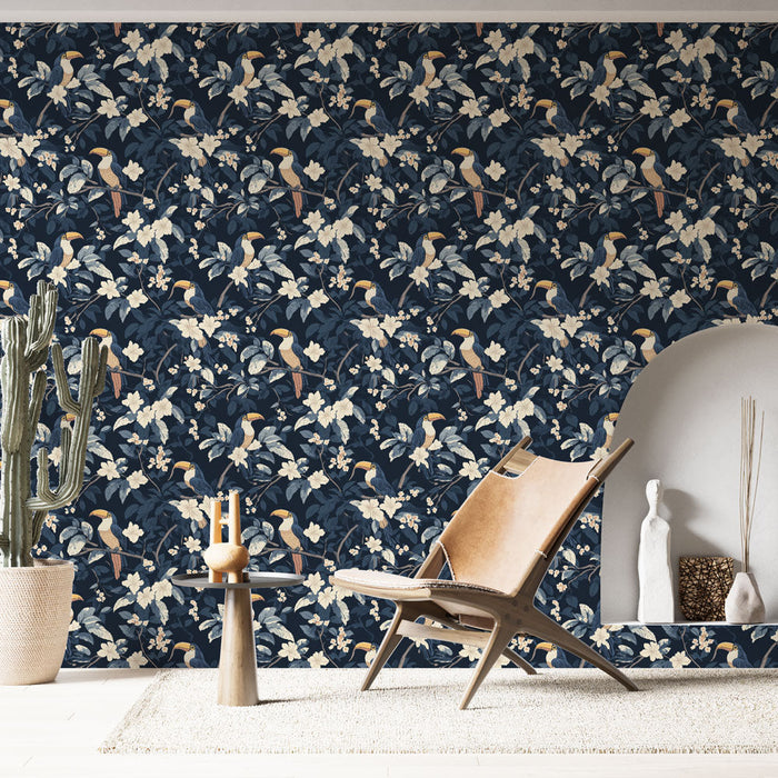 Fototapet tropski | Tukan in vzorec cvetja na mornarsko modrem ozadju