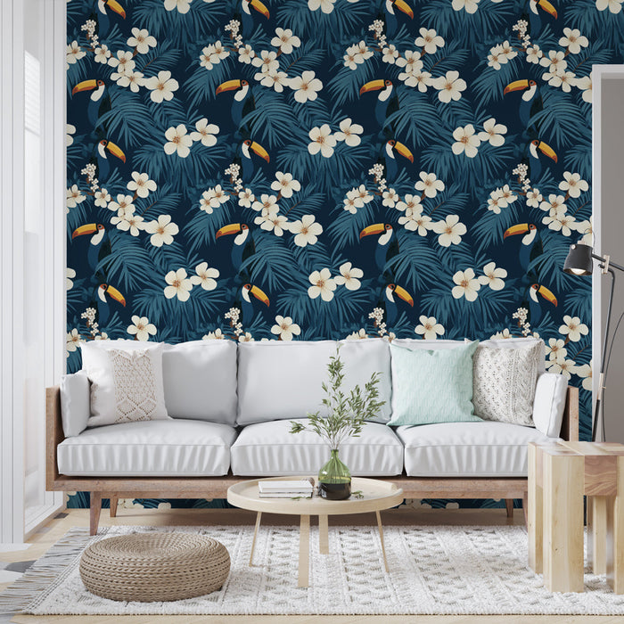 Tapete tropisch | Tukane zwischen üppigem Laubwerk und weißen Blumen